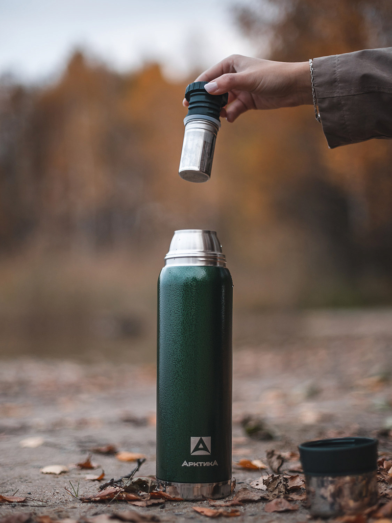 Термос бытовой, вакуумный (для напитков), тм "Арктика", 500 мл, арт. 106-500С с ситечком (зелёный)